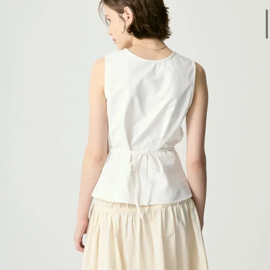 글로니 LILY SHIRRING SLEEVELESS TOP (WHITE)