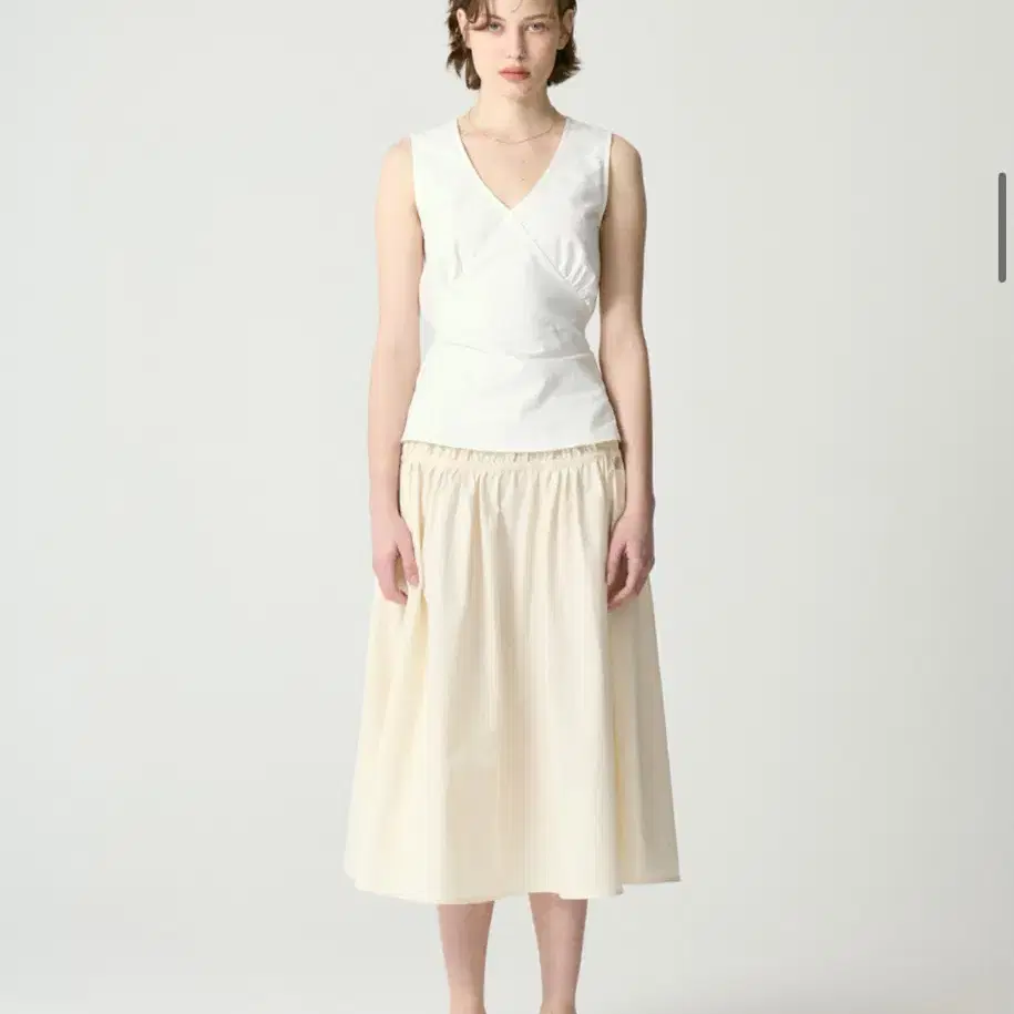 글로니 LILY SHIRRING SLEEVELESS TOP (WHITE)