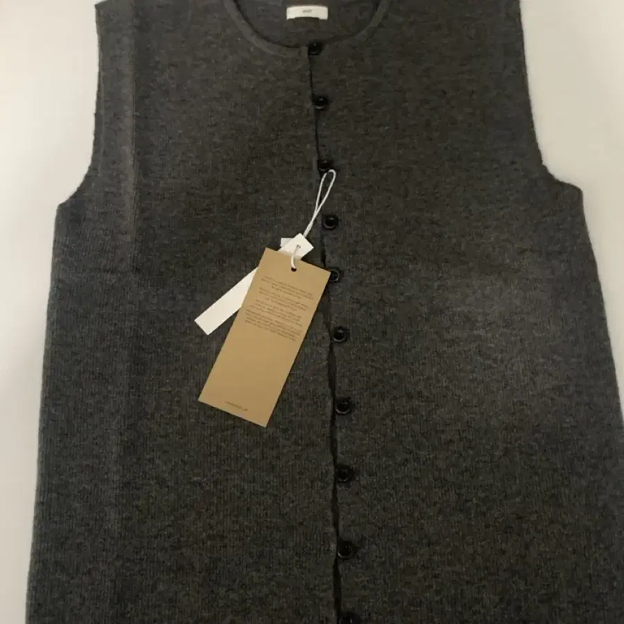 어그스트 ugst round neck button knit vest