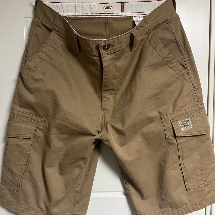 Levi's cargo beige shorts(34)