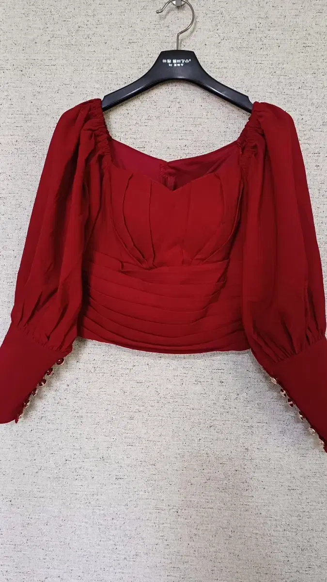 Crop-top blouse with puff sleeves(55)