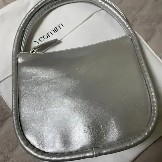 여밈 oval bag silver