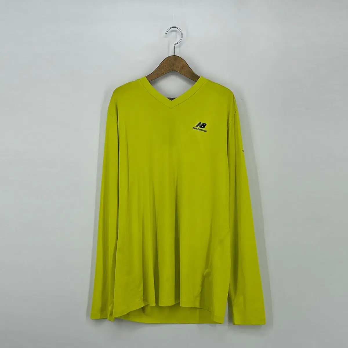 new balance v-neck long sleeve t-shirt (yellow)