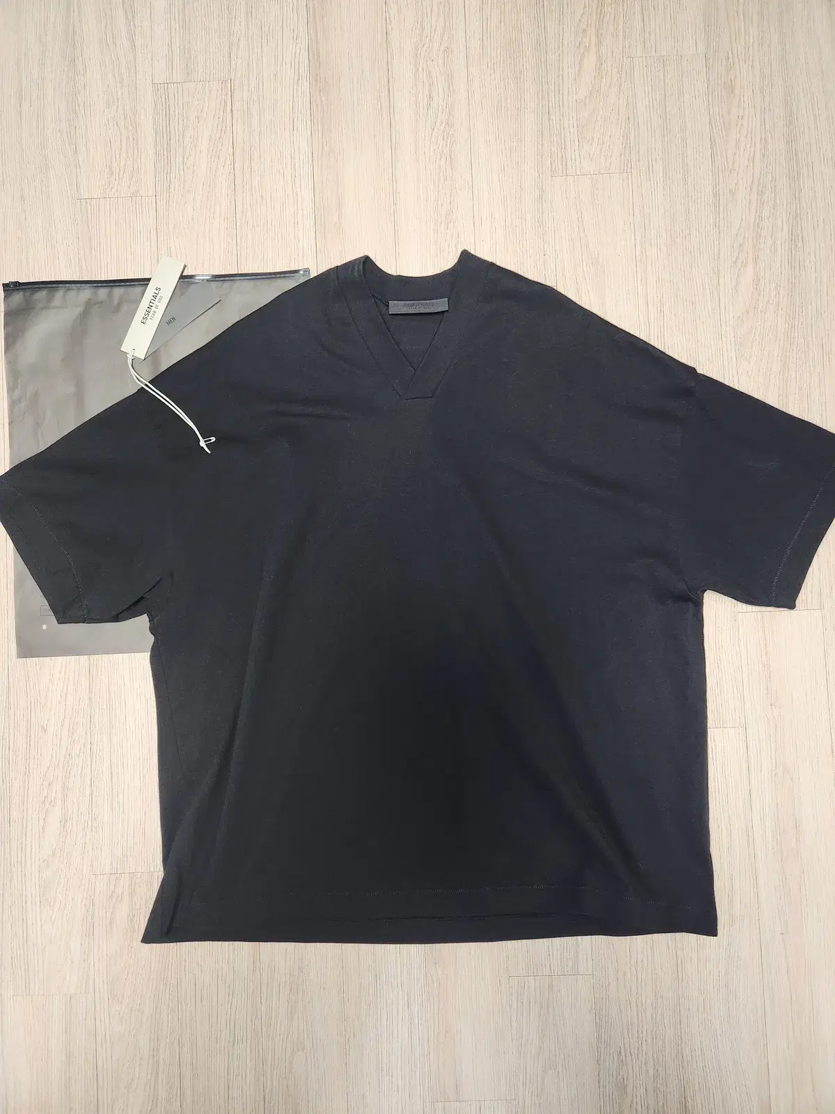 Essential V-Neck T-Shirt Jet Black 24SS