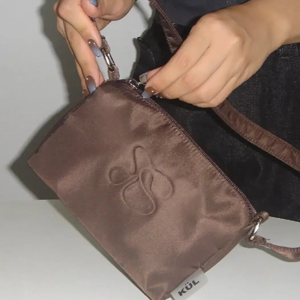 큘 embossed mini bag (brown)