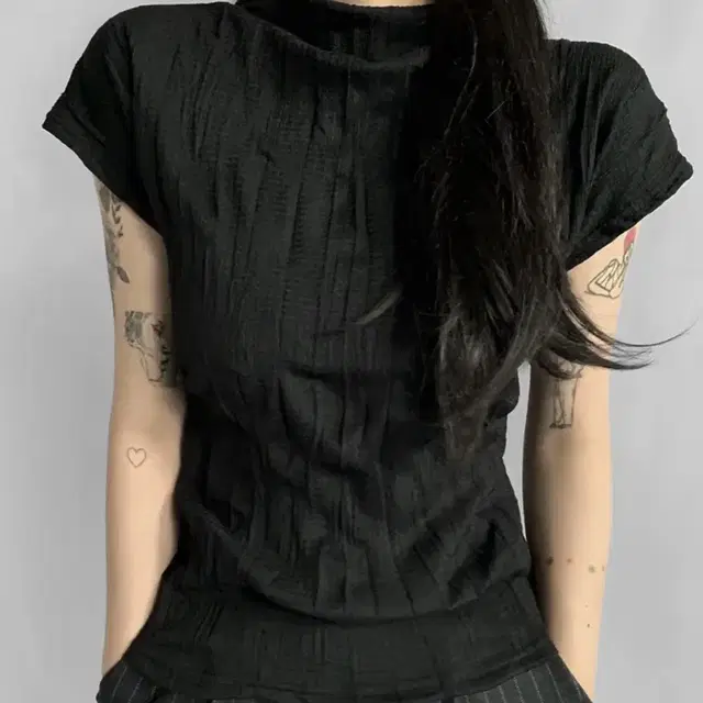 원오브젝트 Pleated short sleeve turtleneck