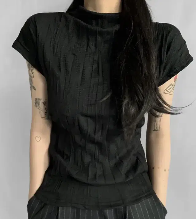 원오브젝트 Pleated short sleeve turtleneck