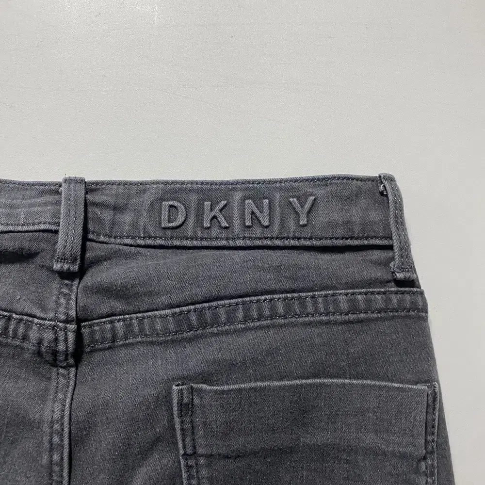 DKNY 여성 흑청 슬림 데님진 26 24090505