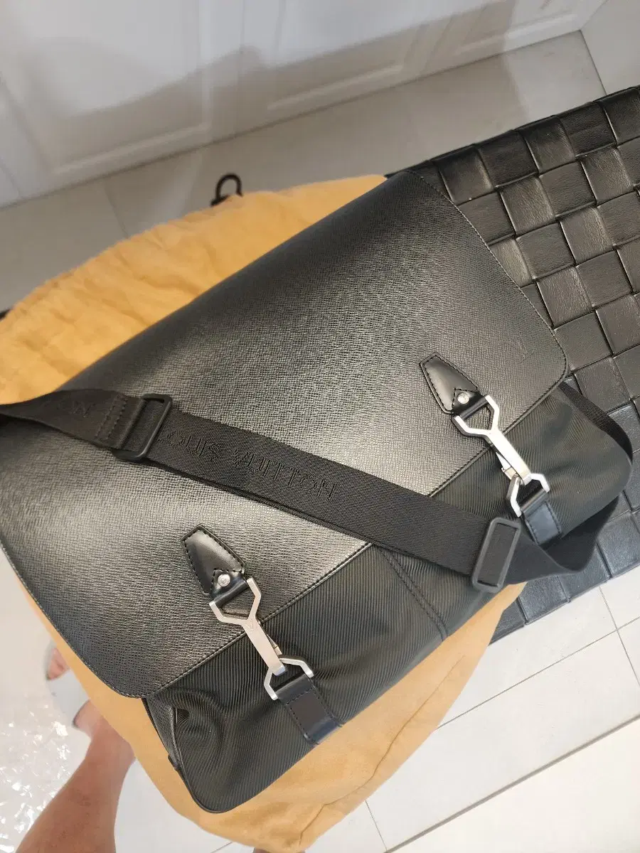 (S-class) Louis Vuitton Taiga Crossbody Bag