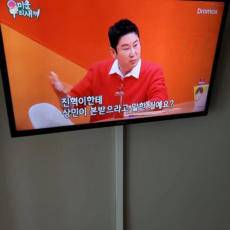 삼성 32인치 LED TV UN32F4200 + 벽면 거치대 판매합니다.