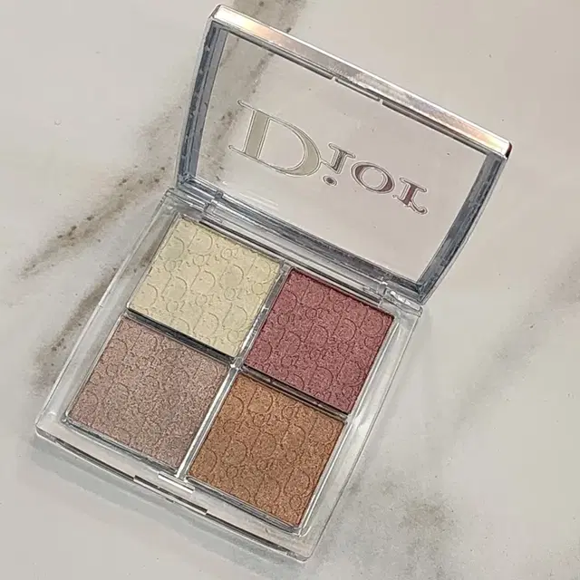 디올(DIOR)백스테이지 글로우 페이스 팔레트.로즈골드 004