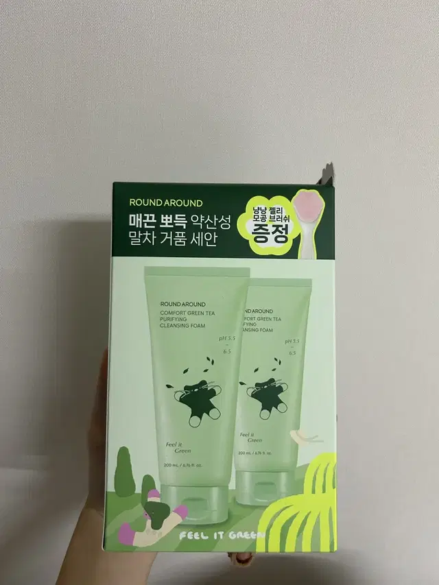 라운드어라운드 컴포트 그린티 약산성 클렌징폼 400ml + 브러쉬