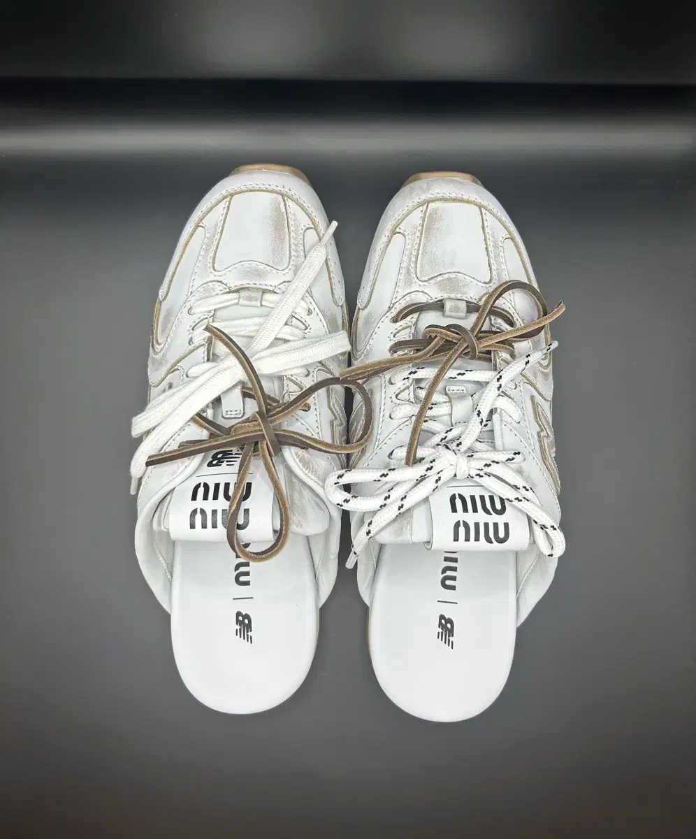 New Balance X Miu Miu 블리치드 가죽 뮬