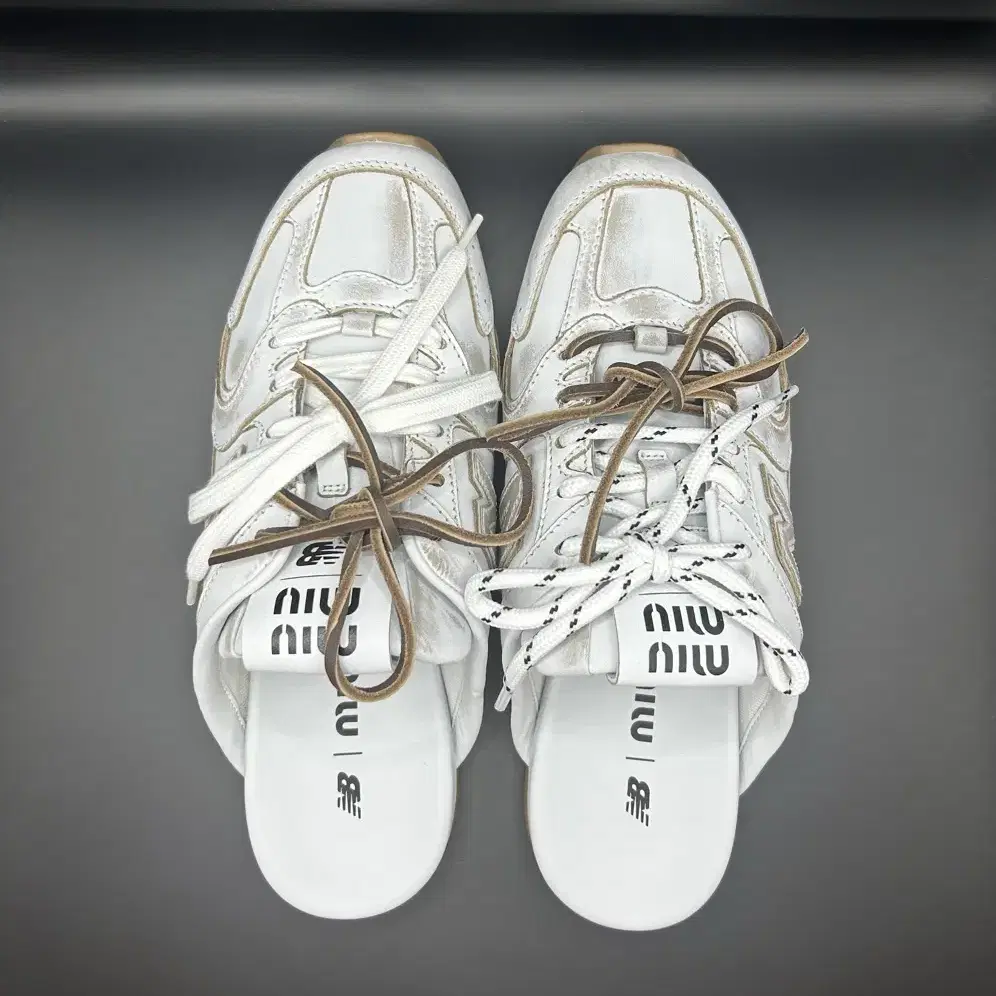 New Balance X Miu Miu 블리치드 가죽 뮬