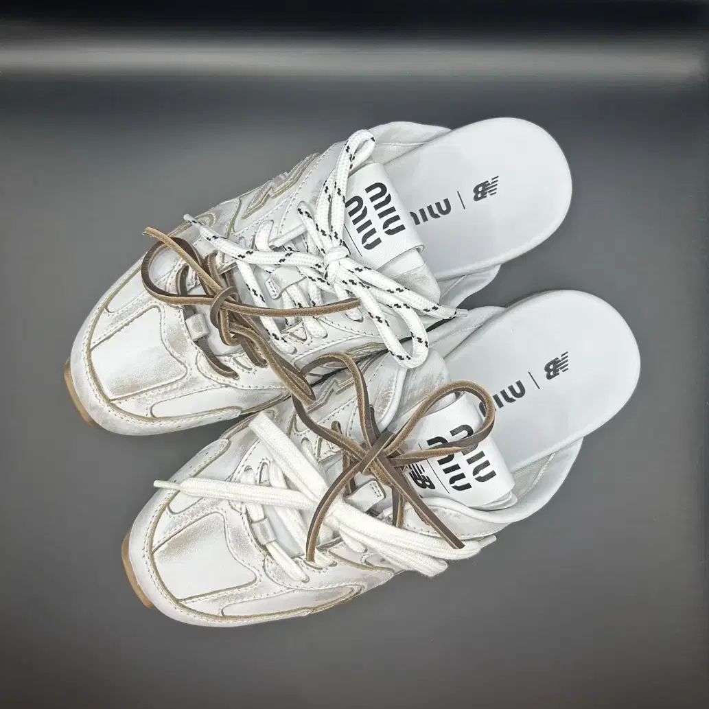 New Balance X Miu Miu 블리치드 가죽 뮬