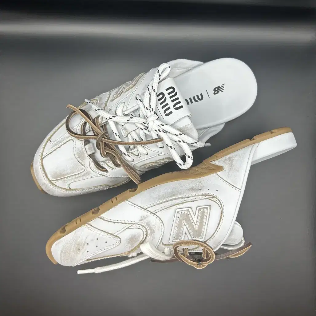 New Balance X Miu Miu 블리치드 가죽 뮬