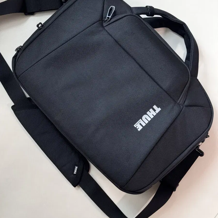 툴레(THULE) 액센트 17L 노트북 가방입니다.