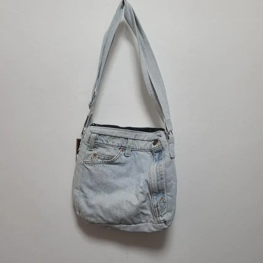 [LEVIS] Public Reformed Denim Crossbody Bag FREE