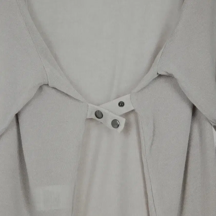 BACK BUTTON LONG SLEEVE IN GRAY 다이닛 롱슬리브