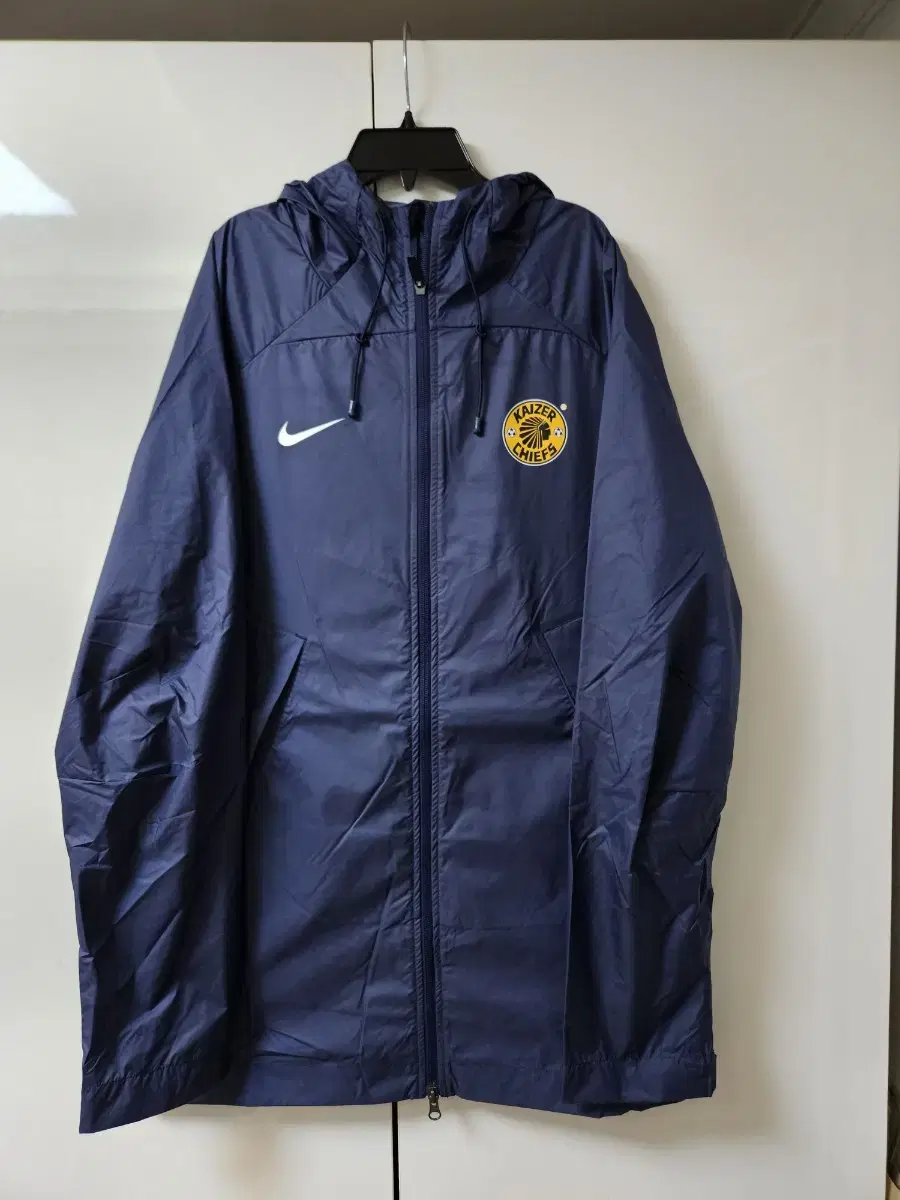 Sell kaiserchiefs rain jacket M size