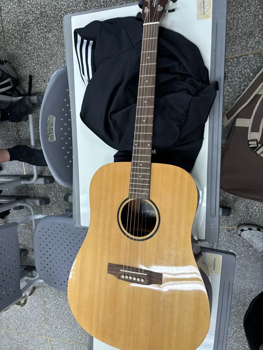 Corona Acoustic Guitar SD70