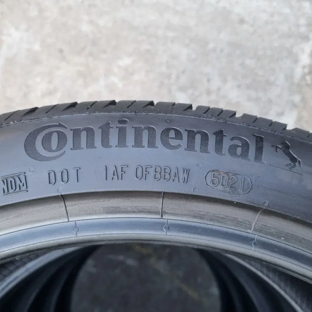 테슬라타이어 235/40R19 96W (콘티넨탈 프로콘택트RX)중고타이어