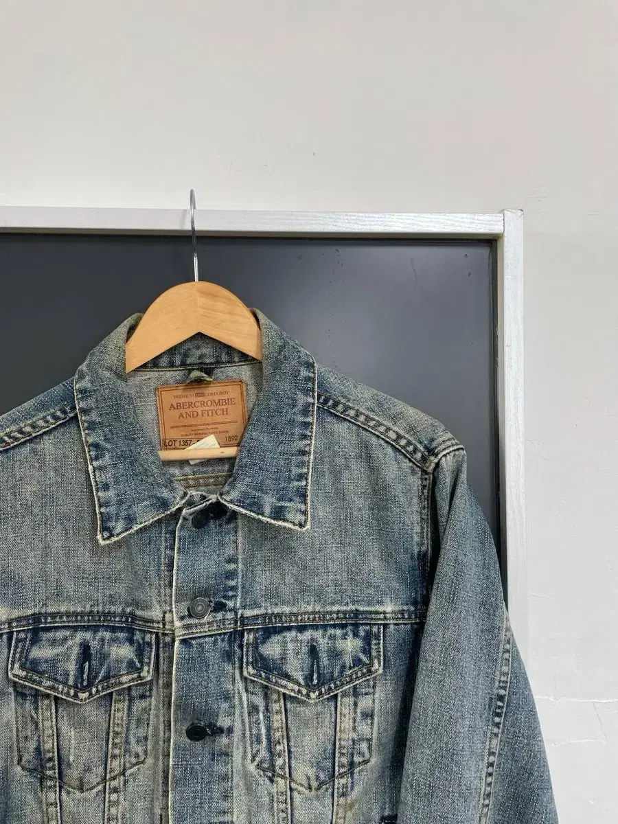 [M] Abercrombie & Fitch Vintage Denim Aged Jacket