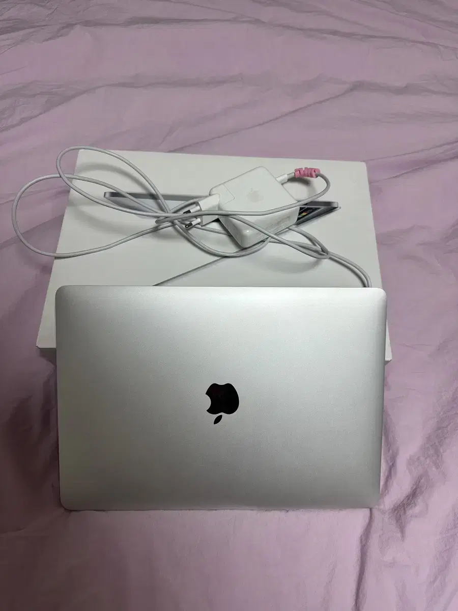 MacBook Pro 13-inch 2020 맥북 판매합니다.