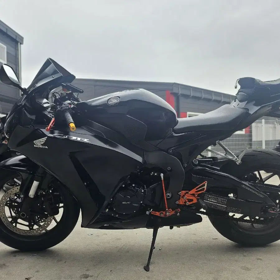 혼다CBR1000RR 15년식 3만키로때  750만원 깔끔차량