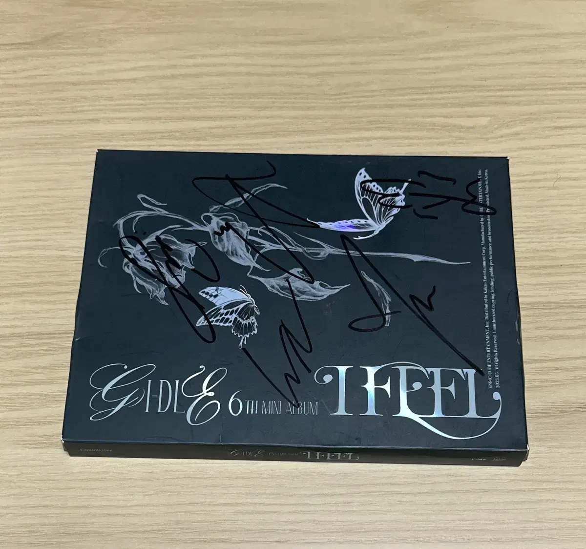 Gidles IFEEL Autographed Album