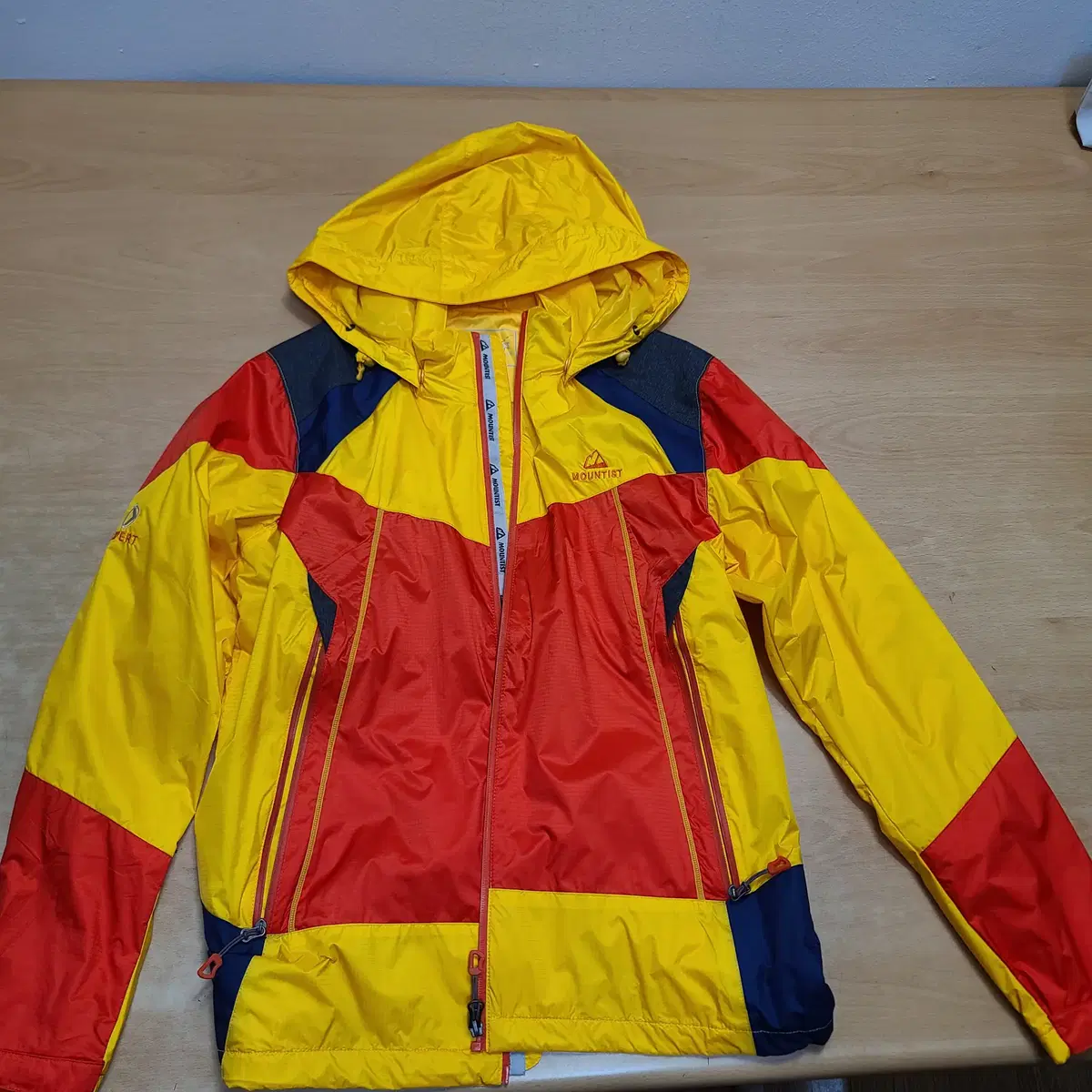 0010 Mountaineer Windbreaker