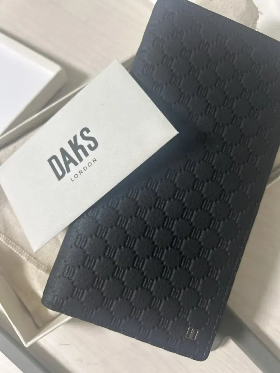 Dak's wallet never used Cost: 179,000 won