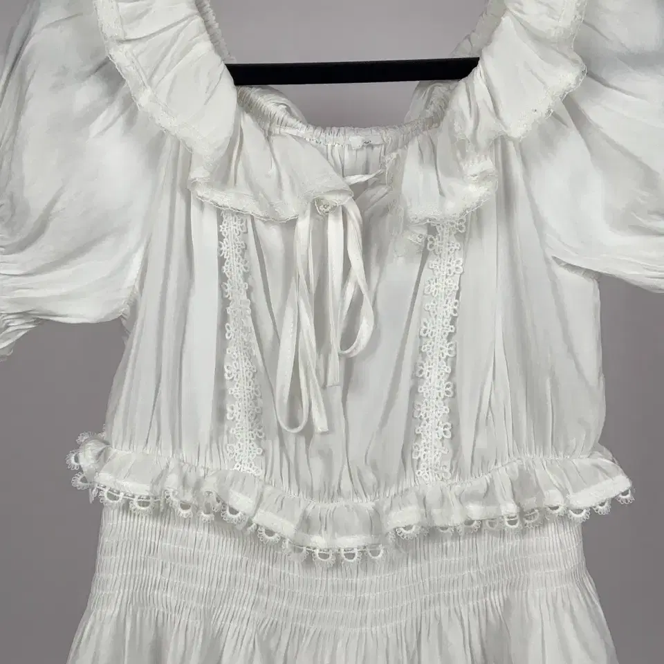 White Angel Mood Frill Ribbon Blouse