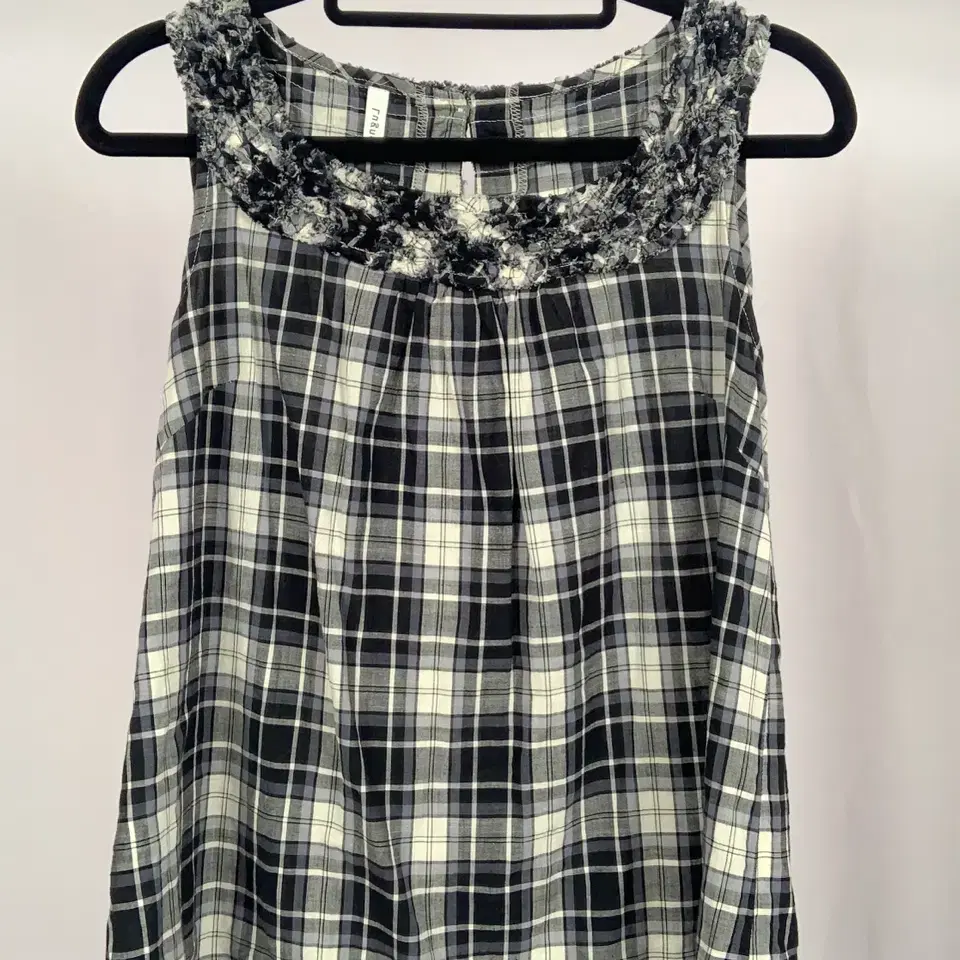 Lugnoncure Black Ivory Check Sleeveless