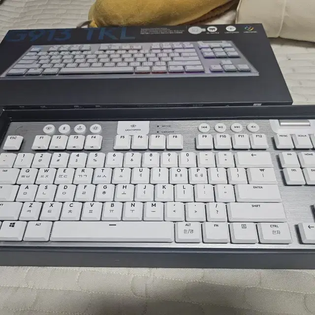 G913 TKL 화이트 판매 합니다