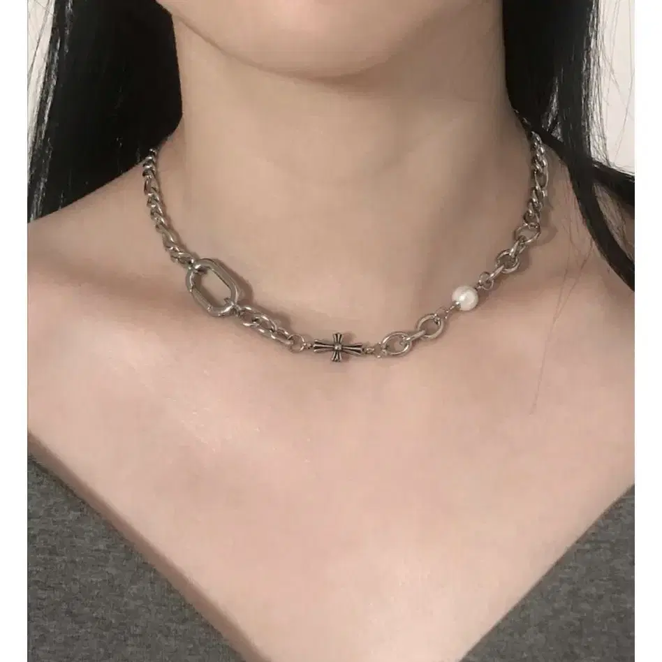 Ofuse cross pearl choker