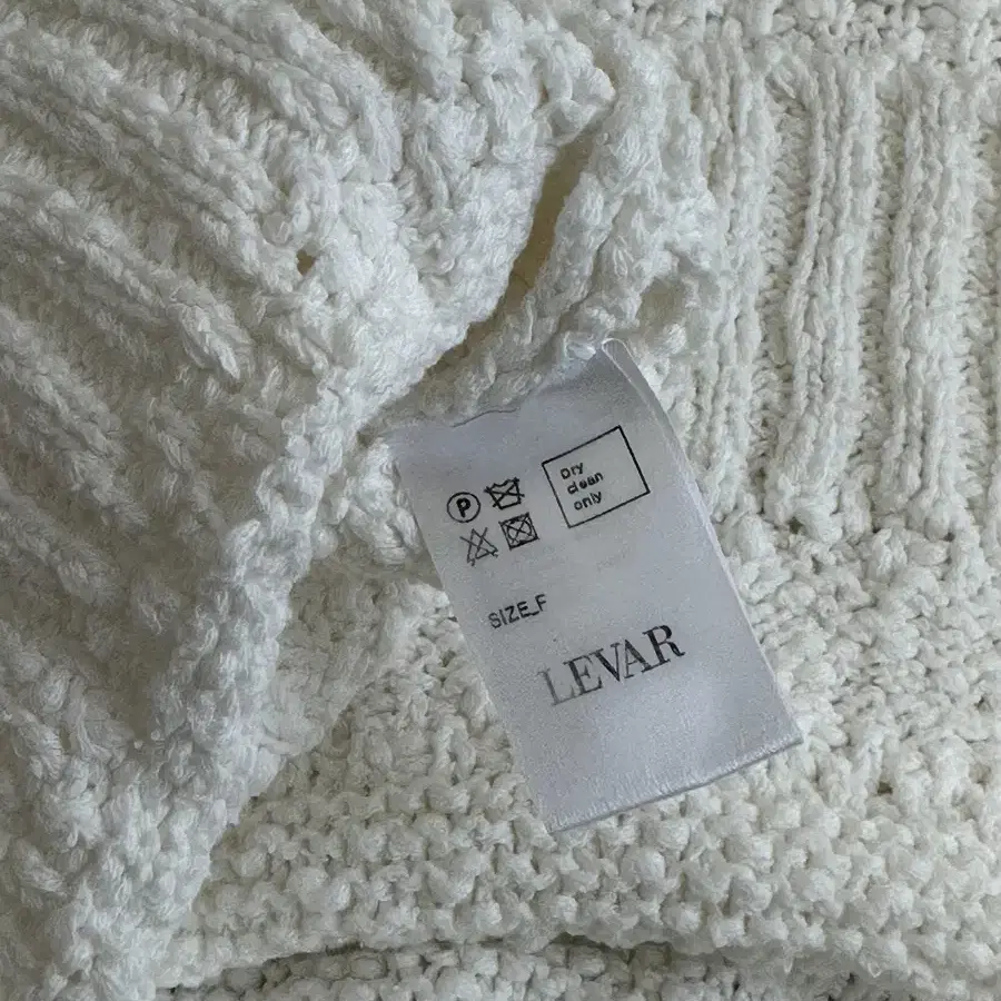 LEVAR 르바 Signature Cotton Round Knit