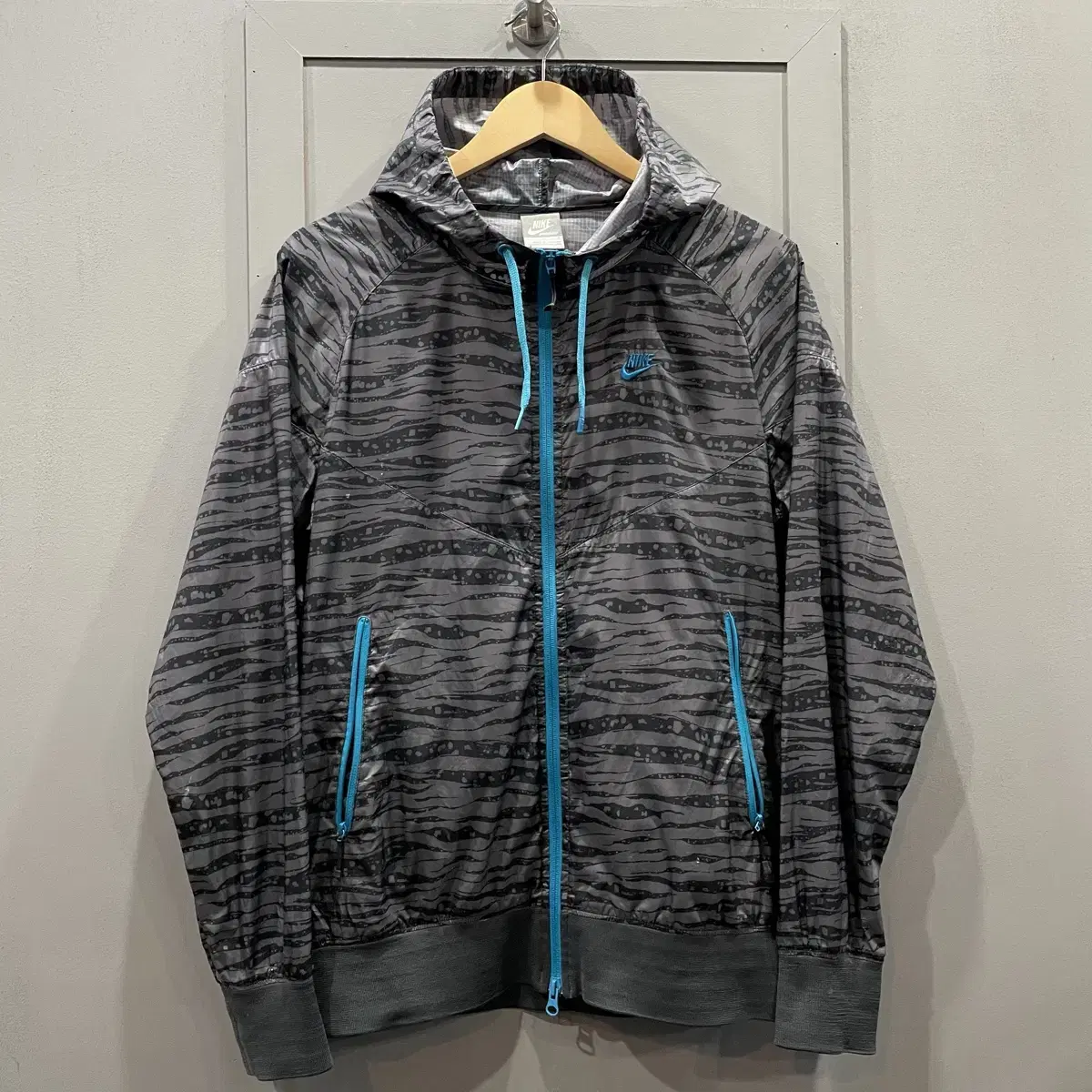 (L) Nike Zebra Pattern Lightweight Windbreaker