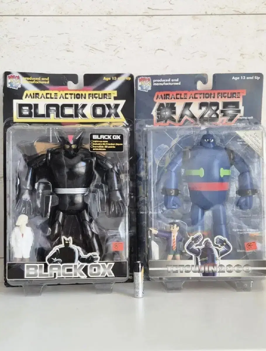 Super Rare) sealed Iron Man 28 Medicomtoy Glow-in-the-Dark Articulated Figure Black Ox Set