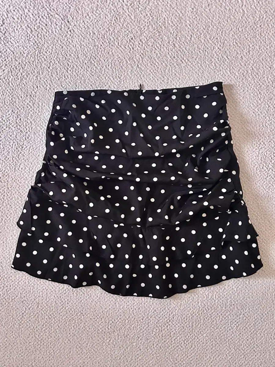 Dot-patterned black skirt with polka dots