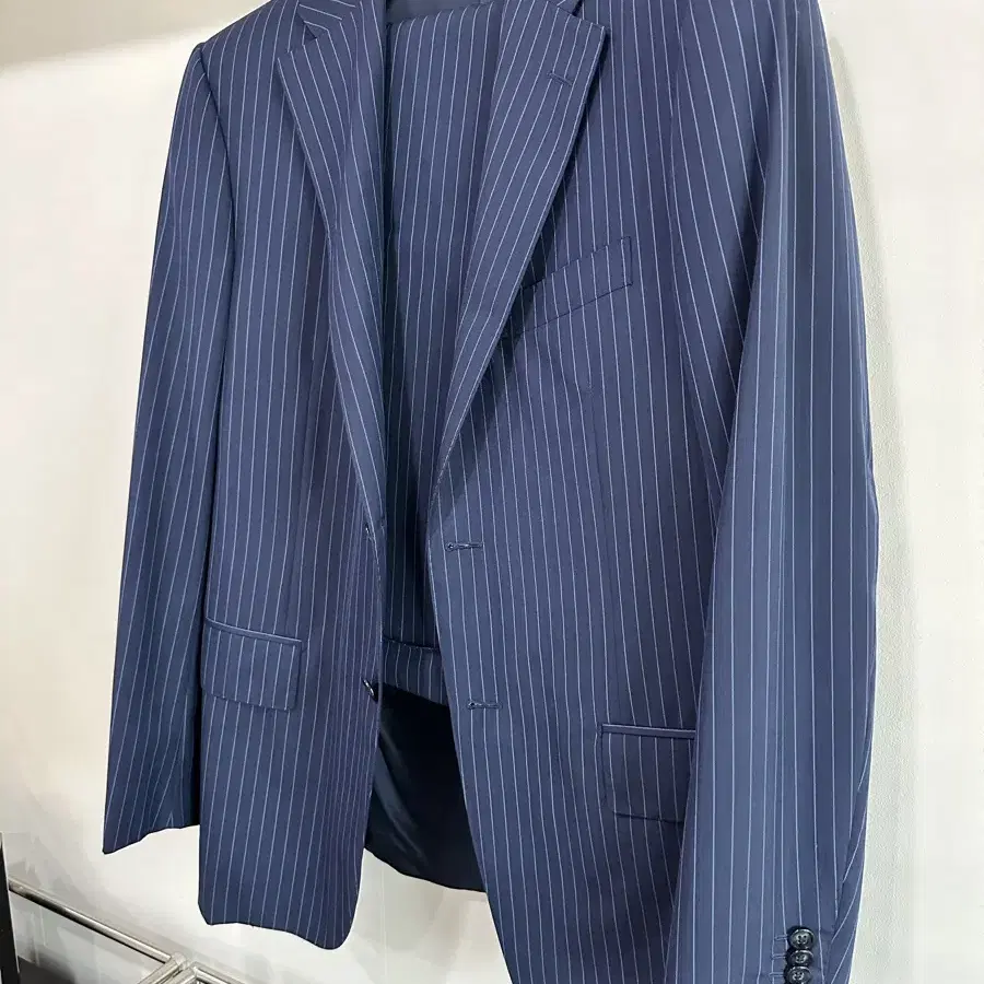 꼬르넬리아니 (Corneliani) 스트라이프 수트