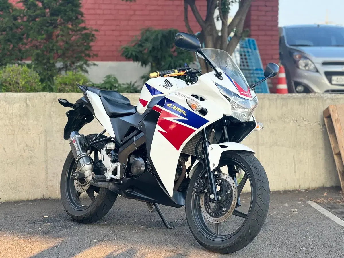 cbr125 14년식 1만키로대 신차컨디션 머플러 튜닝차량 판매합니다.