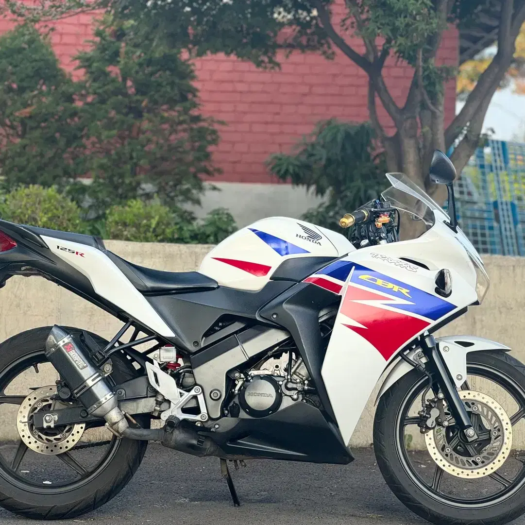 cbr125 14년식 1만키로대 신차컨디션 머플러 튜닝차량 판매합니다.