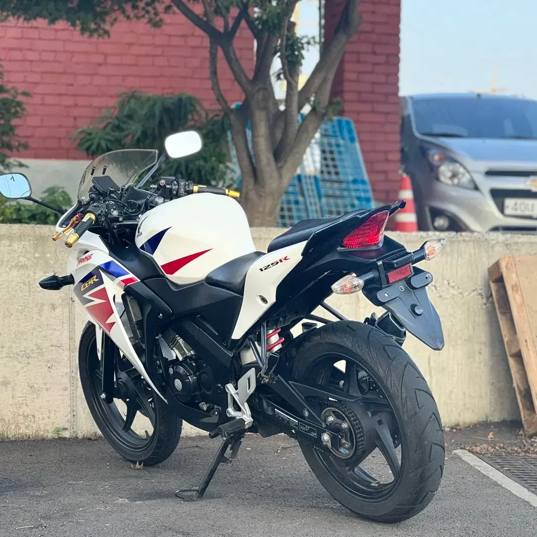 cbr125 14년식 1만키로대 신차컨디션 머플러 튜닝차량 판매합니다.