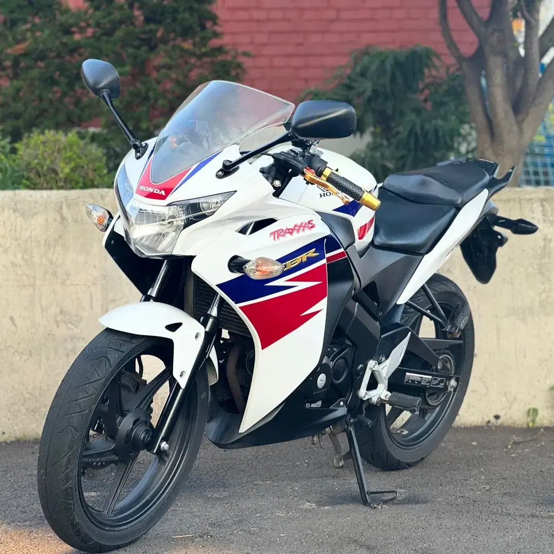 cbr125 14년식 1만키로대 신차컨디션 머플러 튜닝차량 판매합니다.