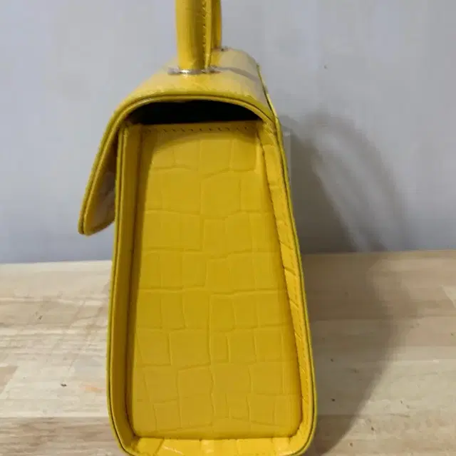 Grace Plie Middle Bag (Yellow)