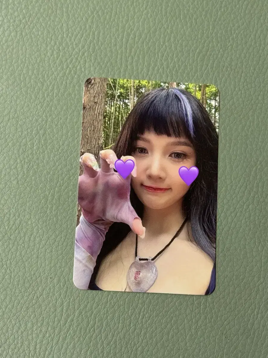 Red Velvet joy sells photocards of their album COSMIC.