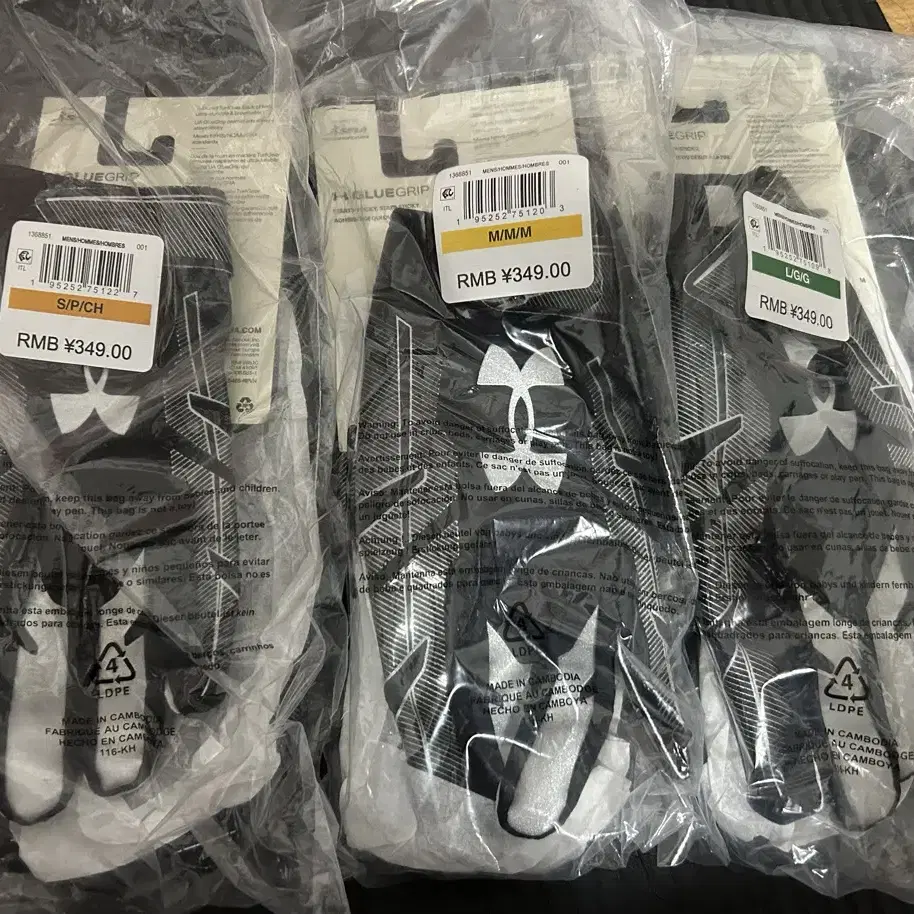 UA football gloves-black-multiple sizes