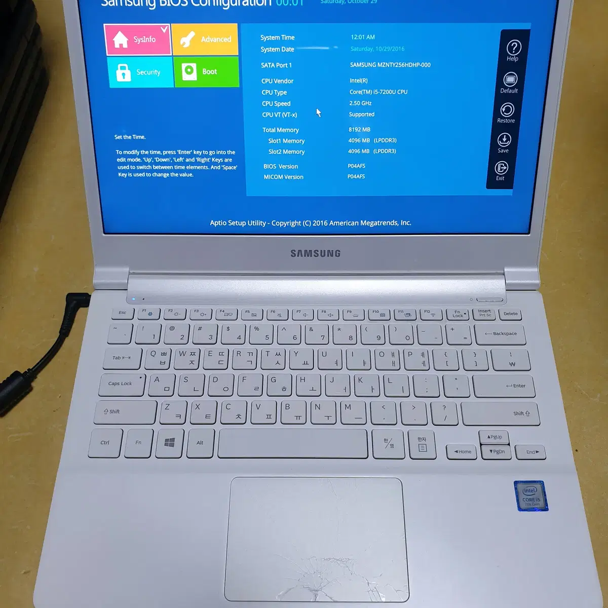 노트북 삼성NT900X3W i5 7200 램8g  m2 256g 30만원