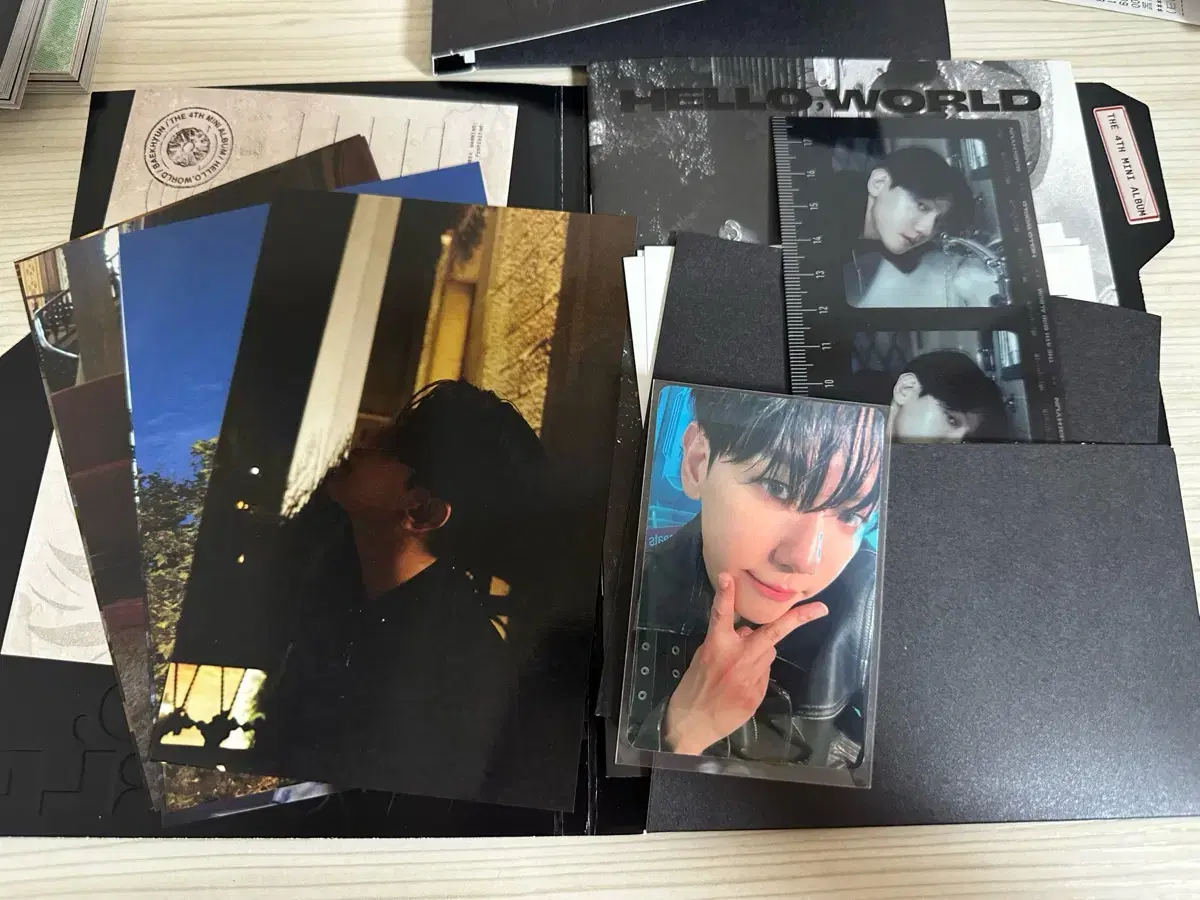 Baekhyun unsealed album WTS version of the HelloWorld Folder in book 4